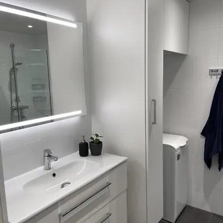 Modern, Bright 2 Bedroom With Great Views Helsingfors
