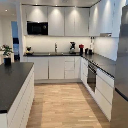 Modern, Bright 2 Bedroom With Great Views Helsingfors