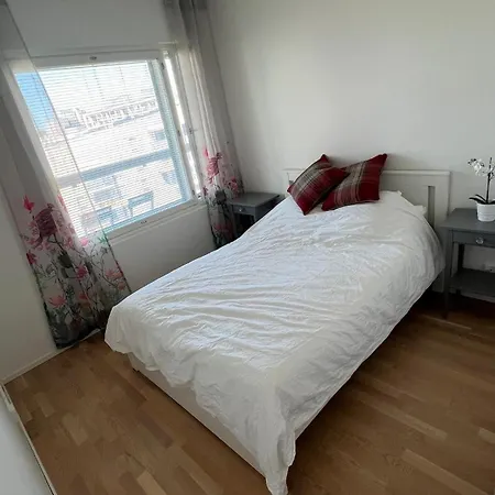 Modern, Bright 2 Bedroom With Great Views *