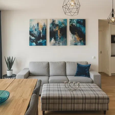 Apartment Modern, Bright 2 Bedroom With Great Views *