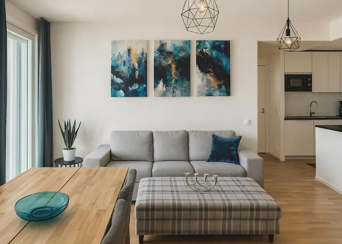 Apartment Modern, Bright 2 Bedroom With Great Views *